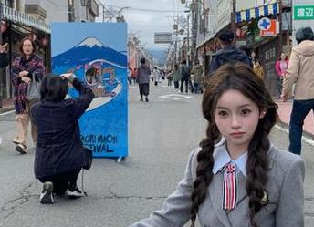 91吃瓜永久在线：瓜田里，谁在偷偷看戏？