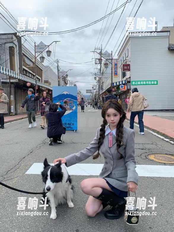 91吃瓜永久在线：瓜田里，谁在偷偷看戏？