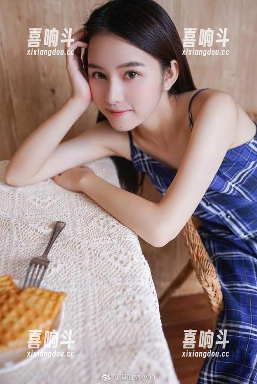 一边观看吃瓜网的必看大瓜，一边期待明天的新秀登场，生活就是如此精彩。
