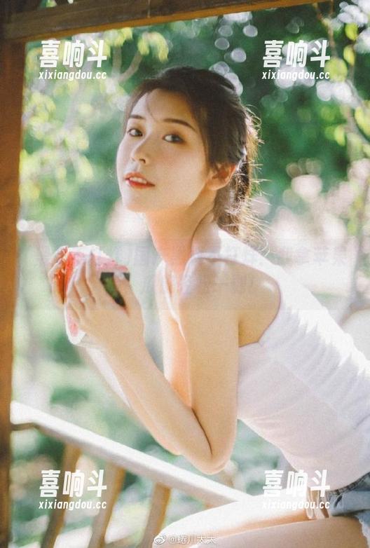 国产黑料不打烊：我拿苹果版，瓜皮轻松一剥！